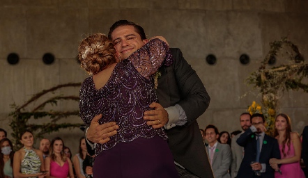  Manuel bailando con su mamá Nora Martínez.