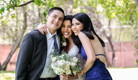  La novia con sus hermanos.