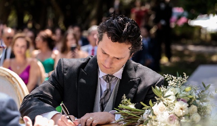  Diego firmando el acta de matrimonio.