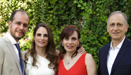  Brohim Tanus y Jessica Medlich con los papás de la novia, Alicia Gallegos de Medlich  y Víctor Medlich.