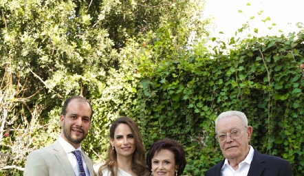  Brohim Tanus y Jessica Medlich con los abuelos de la novia, Alicia y Alfredo Gallegos.