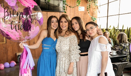  Aida Siller con sus hijas María José, Caro y Arantza Bonifacio.