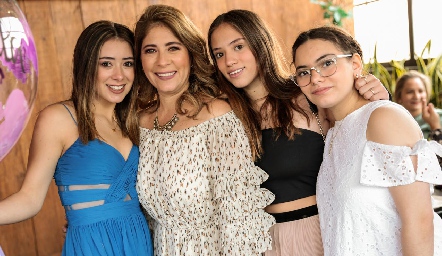  Aida Siller con sus hijas María José, Caro y Arantza Bonifacio.