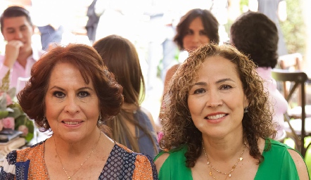  Carmen Galarza y Gisela Lara.