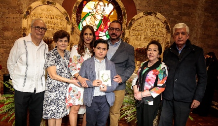 Con sus abuelos.