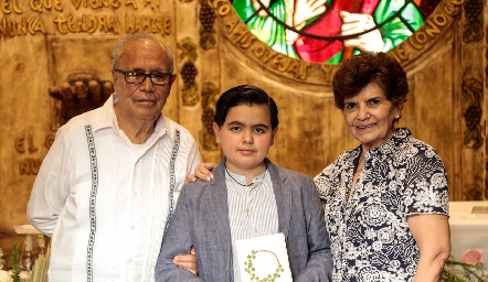  Eduardo con sus abuelos Javier y Paty Vallejo.