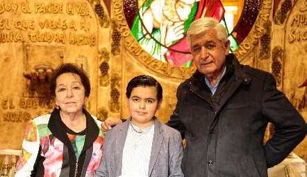  Con sus abuelos.