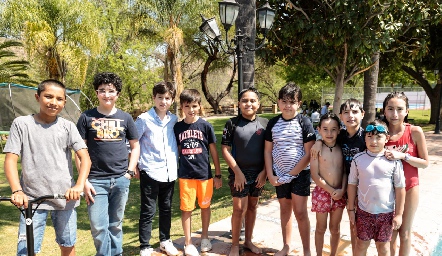  Eduardo con sus primos.
