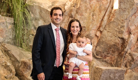   Rodrigo Aparicio y Fabiola Martín Alba con su hijo Daniel.