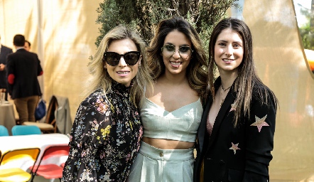   Claudia, Regina y Nuria Oliva.