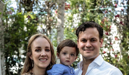  Mariana Fernández y Jorge Pizzuto con su hijo.