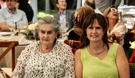  Martha Zwieger con su mamá.
