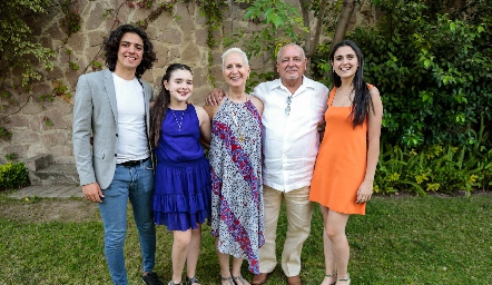 Carmen Marcos y Roberto Fernández con sus nietos Emilio, Valentina Ciuffardi e Isabella Fernández.