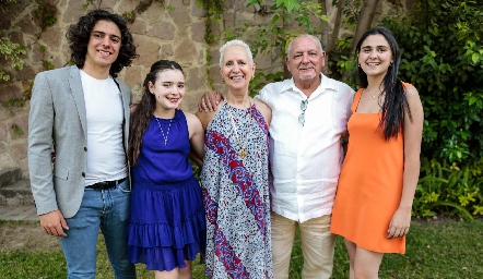  Carmen y Roberto con sus nietos Emilio, Valentina Ciuffardi e Isabella Fernández.