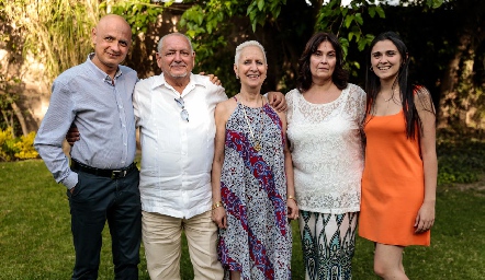  Roberto y Carmen con la familia Fernández Hermosillo.