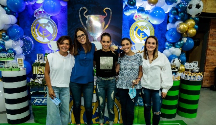  Ale Alcalde, Pilar Allende, María Torres, Daniela Llano y Mónica González.