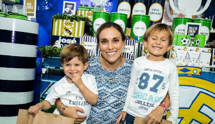 Daniela Llano con sus hijos Sebastián y Santiago.