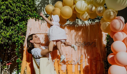  Adri de la Maza con su hija Martina.