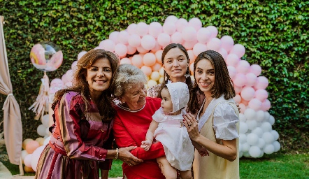 Martina con su abuela Paty Silos, su bisabuela Chayito, su tía Ana Paty y su mamá Adri de la Maza.