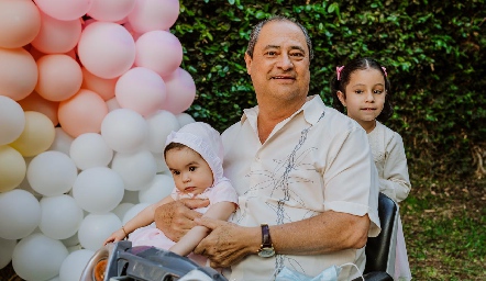  Martina con su abuelo Héctor Valle.