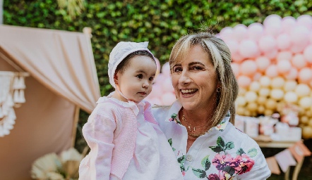  Martina con su abuela Maru Bárcena.