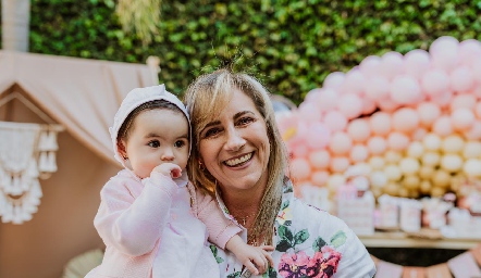  Martina con su abuela Maru Bárcena.