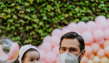  Martina con su padrino Andrés Allende.