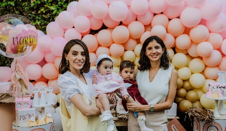 Adri de la Maza y Ale Torres con sus hijas.