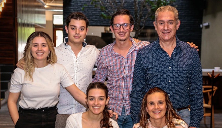  Vero, Rafa, Manuel, Manuel y Andrea Abud con Verónica Alcalde de Abud.