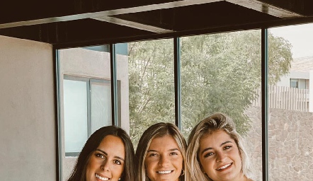  Claudia Antunes, Marce Zacarías y Paulina Dibildox.