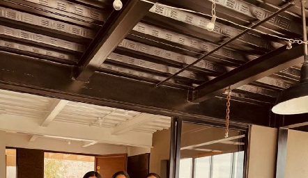  Marce Zacarías con sus mejores amigas.