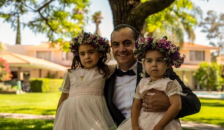  Christian Almazán con sus hijas María Pía y Macarena.