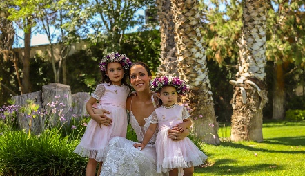   Ximena CastilloLópez con sus sobrinas María Pía y Macarena.