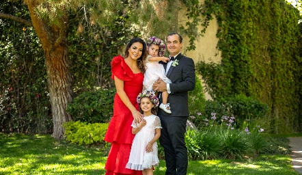  Fernanda Castillo y Christian Almazán con sus hijas María Pía y Macarena.