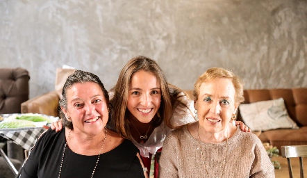  Yolis con sus abuelitas Yolanda Del Valle y Anna Astrid Werge.