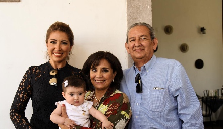  Paulina Humara, Paulina González y Gerardo González con María Inés.