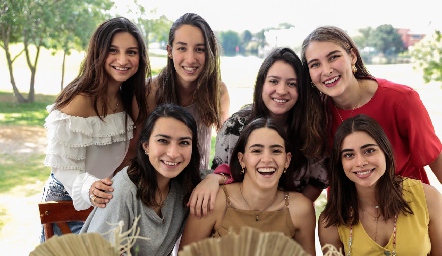  Irene con sus mejores amigas.