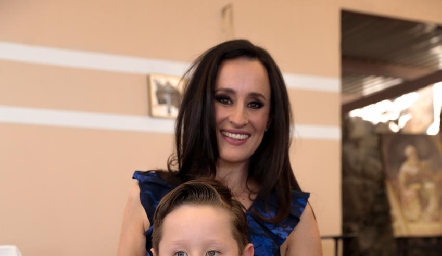  Fernanda del Castillo con su hijo Paulo.