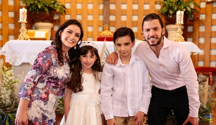  Pau y Mario con sus padrinos Mariana Velasco y Omar Güemes.