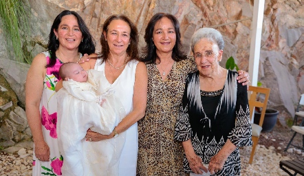 Juan Pablo con su abuela, sus tías abuelas y su bisabuela.