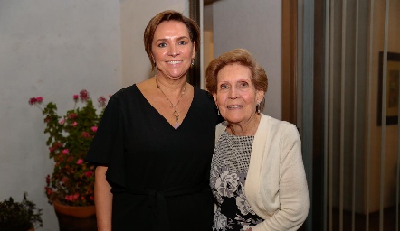  Carmen Carrillo y Dora Alicia de Carrillo.