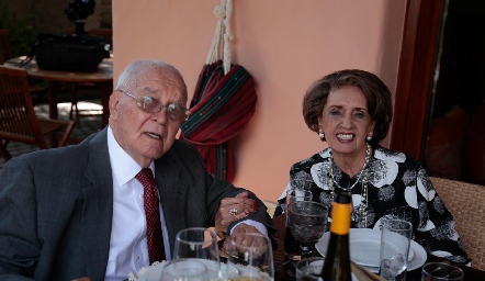 Pedro Martínez y Martha Abaroa, abuelitos de Pau.