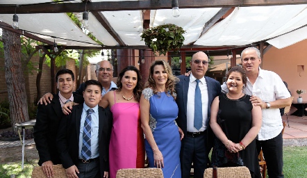 Bertha y Roberto Alcalde con su familia y amigos.