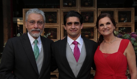 Daniel con sus papás Francisco Valadez y María Eugenia Jiménez.