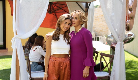  Isa Tobías con su mamá Isabel Carrillo.
