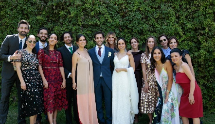 Javier y Andrea con loa familia de la novia.