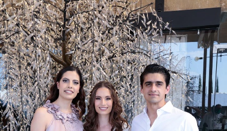  Alejandra Valadez, Bárbara Portales y Daniel Valadez.