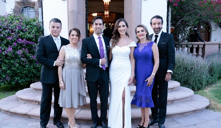  Los novios con sus papás Arturo González, Lucía Rangel, Alejandro González, Estefanía Gutiérrez, Pili Márquez y Jorge Gutiérrez.