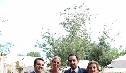  Julián Olmos, Ingrid Velasco, Rafael Olmos y Adriana Carrera.