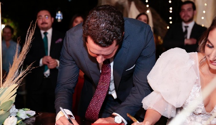 Juan Pablo firmando del acta de matrimonio.